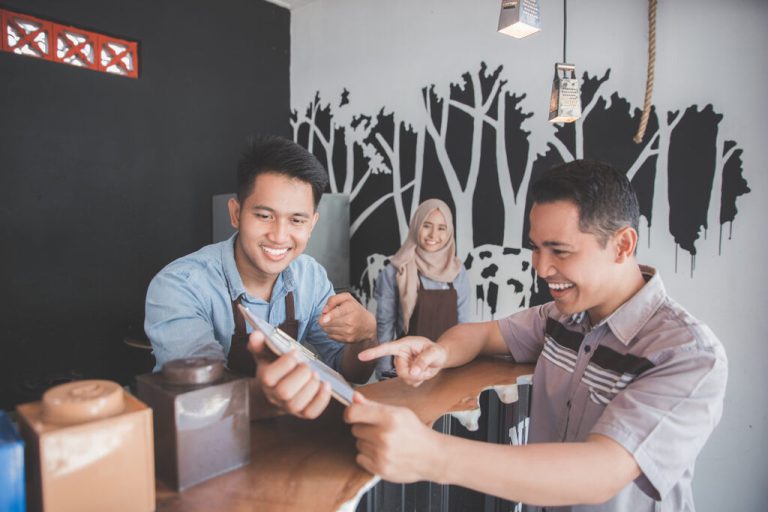 transaksi bisnis distributor dengan pencatatan penjualan yang rapi