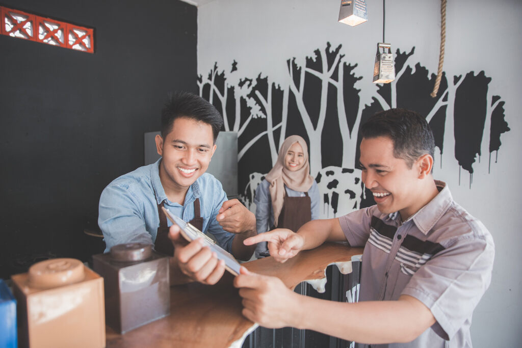 transaksi bisnis distributor dengan pencatatan penjualan yang rapi