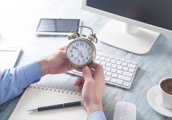 Jam kerja karyawan per minggu